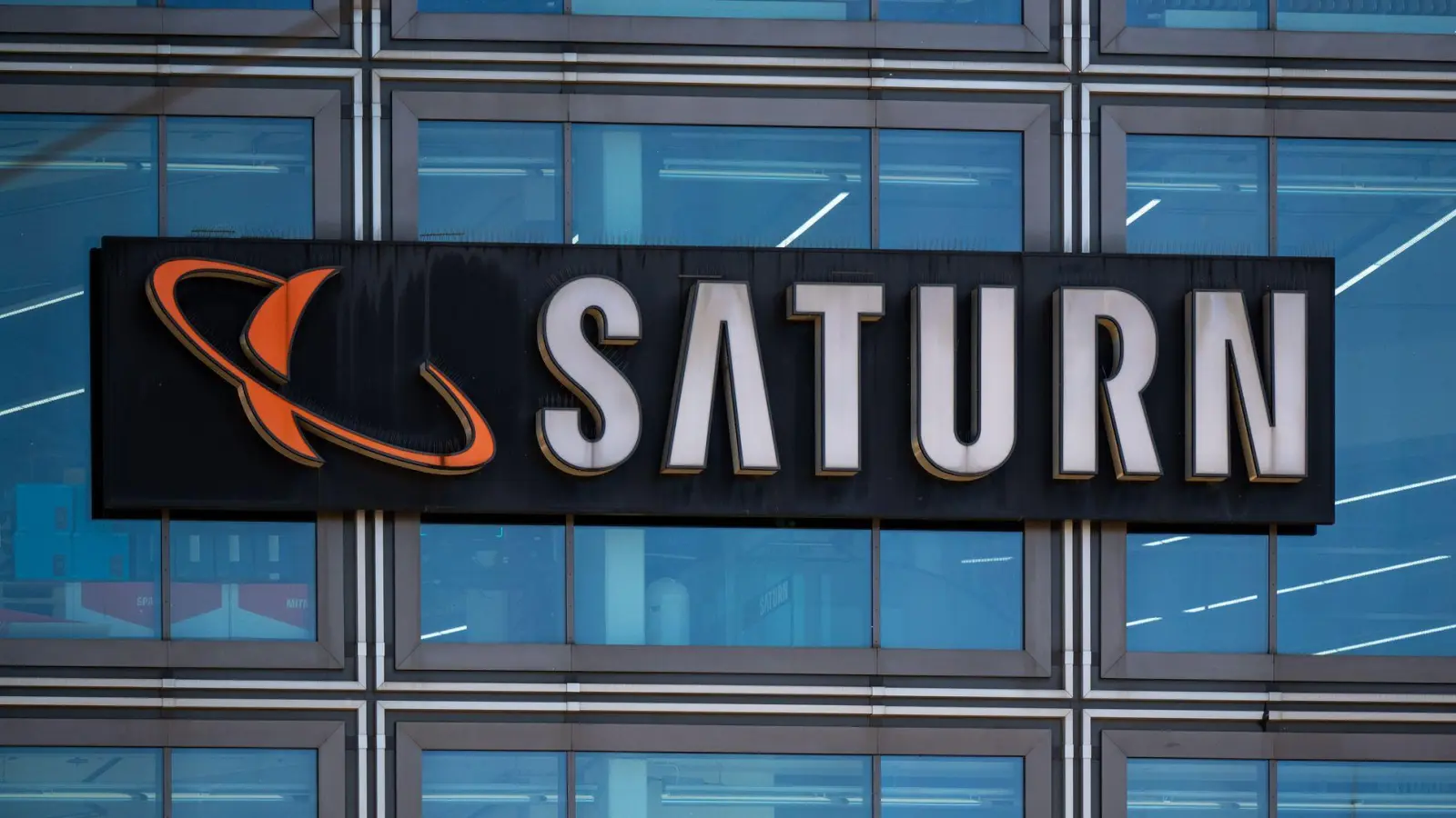 Das Filialnetz von Saturn ist in den letzten Jahren immer kleiner geworden. Im Herbst 2024 gab es noch 87 Standorte. (Foto: Monika Skolimowska/dpa)