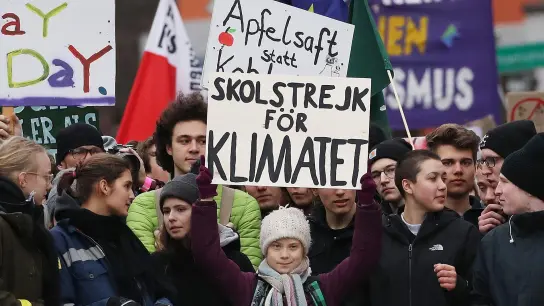 Die Klimaaktivistin Greta Thunberg (M) aus Schweden nimmt an einer „Fridays for Future“-Demonstration in Hamburg teil. (Foto: Christian Charisius/dpa)