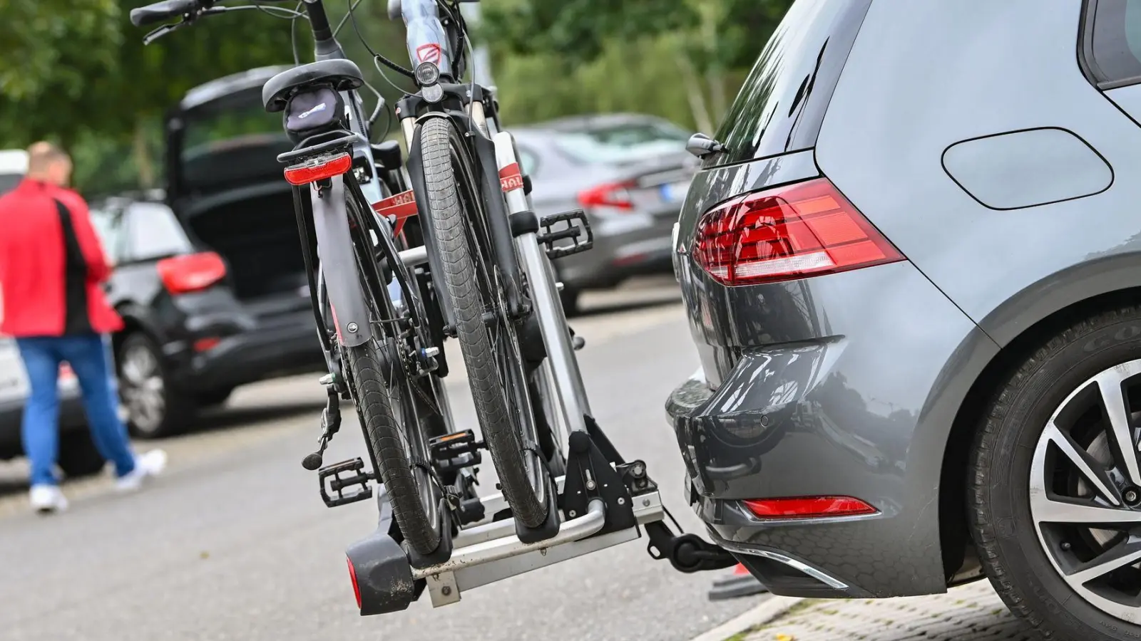Bei der Auswahl einer Anhängerkupplung für den Fahrradtransport sollte darauf geachtet werden, dass sie den erforderlichen Mindestwerten entspricht. (Foto: Patrick Pleul/dpa)