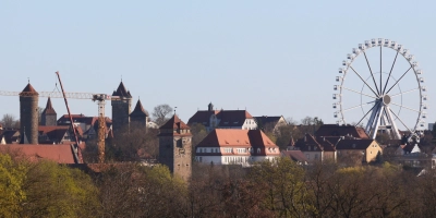 Die optische Auswirkung des Riesenrads auf die Stadtansicht ist enorm. Seinen eigentlichen Zweck kann es aber nicht erfüllen. Ob sich das noch einmal ändert, ist unklar. (Foto: Jürgen Binder)