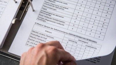 Die Pflegebegutachtung erfasst, wie stark Fähigkeiten und Selbstständigkeit eingeschränkt sind. (Foto: Christin Klose/dpa-tmn)