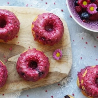 Mini-Guglhupfe mit Beerenguss passen wunderbar in die Beerensaison. Was man aber niemandem verraten muss: Sie sind mit TK-Beeren gemacht - das bekommt Textur und Farbe noch besser. (Foto: Mareike Pucka/biskuitwerkstatt.de/dpa-tmn)