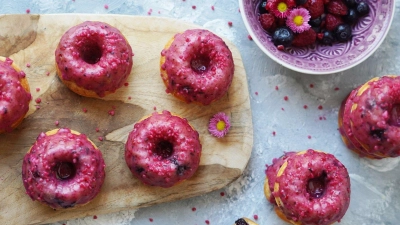 Mini-Guglhupfe mit Beerenguss passen wunderbar in die Beerensaison. Was man aber niemandem verraten muss: Sie sind mit TK-Beeren gemacht - das bekommt Textur und Farbe noch besser. (Foto: Mareike Pucka/biskuitwerkstatt.de/dpa-tmn)