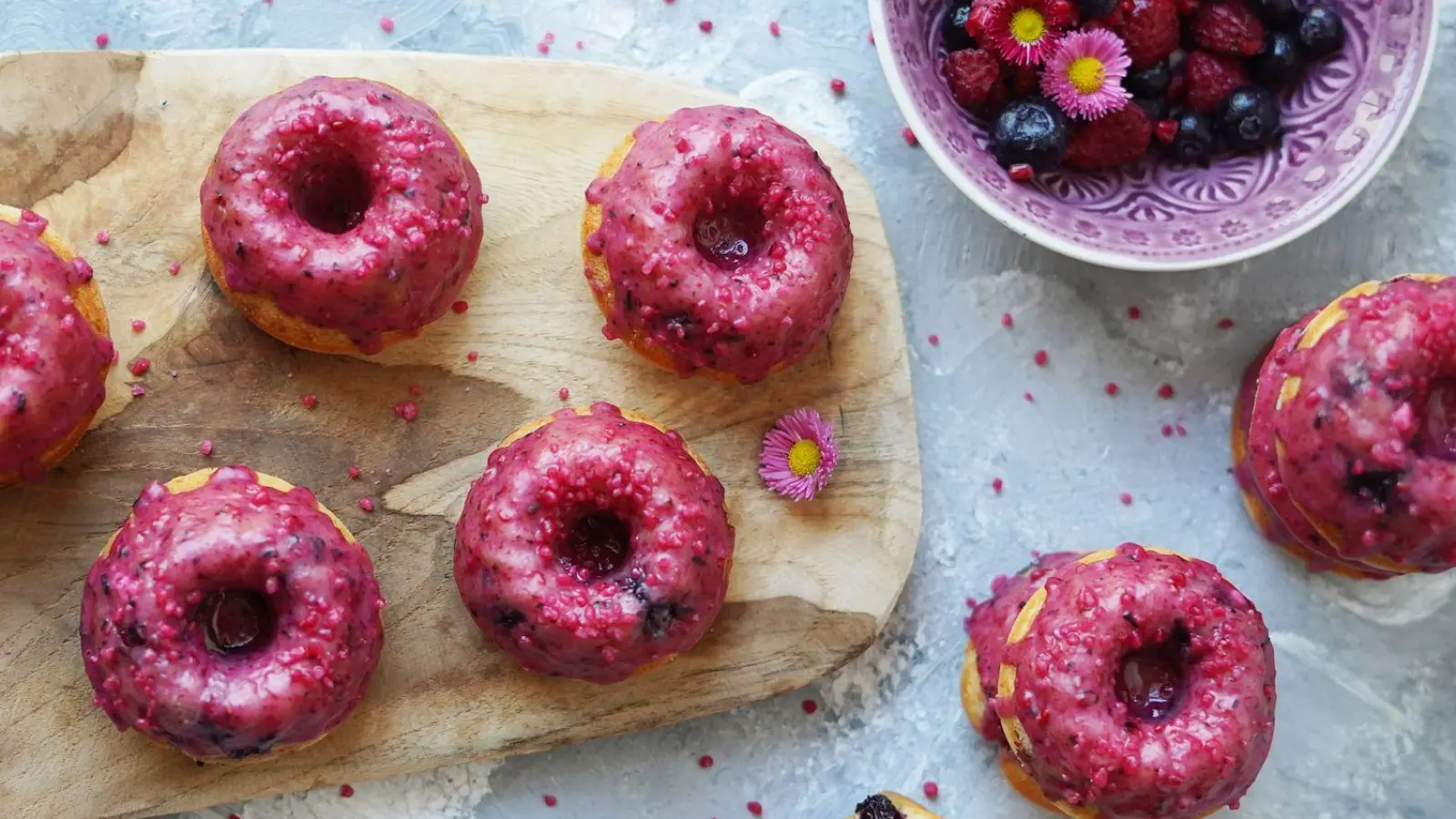 Mini-Guglhupfe mit Beerenguss passen wunderbar in die Beerensaison. Was man aber niemandem verraten muss: Sie sind mit TK-Beeren gemacht - das bekommt Textur und Farbe noch besser. (Foto: Mareike Pucka/biskuitwerkstatt.de/dpa-tmn)