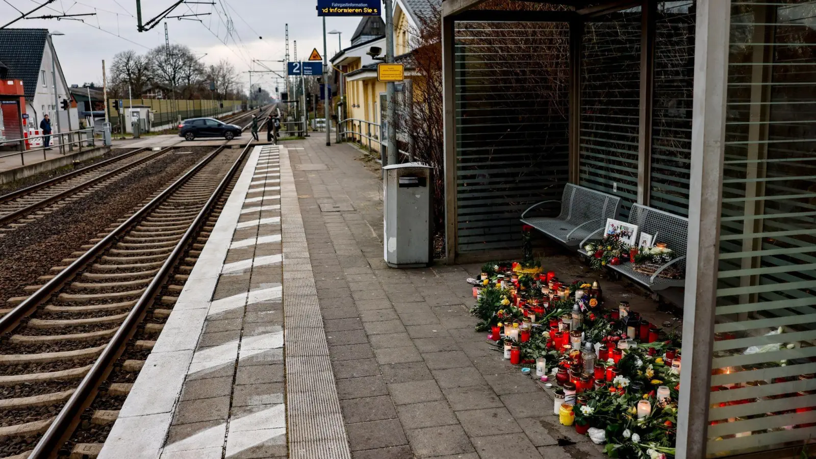 Blumen und Kerzen am Bahnhof von Brokstedt im Gedenken an die Opfer der Messerattacke. (Foto: Axel Heimken/dpa)