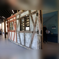 Alte Gebäudefassaden bekommen die Besucherinnen und Besucher in der neuen Dauerausstellung im Fränkischen Freilandmuseum zu sehen. (Foto: Christine Berger)