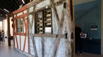 Alte Gebäudefassaden bekommen die Besucherinnen und Besucher in der neuen Dauerausstellung im Fränkischen Freilandmuseum zu sehen. (Foto: Christine Berger)