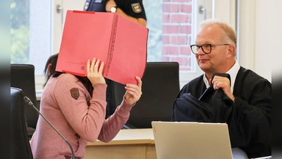 Die Angeklagte wird stets mit Fußfesseln in den Gerichtssaal geführt.  (Foto: Bernd Wüstneck/dpa)