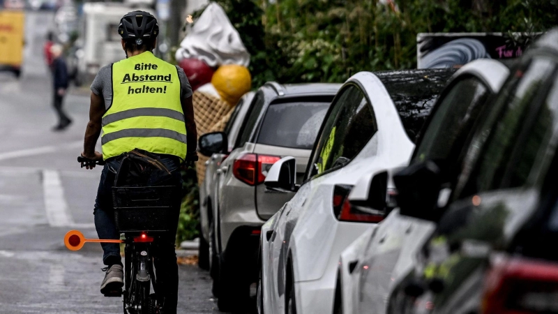 Der Ton im Straßenverkehr wird einer Umfrage zufolge rauer. (Illustration) (Foto: Britta Pedersen/dpa)
