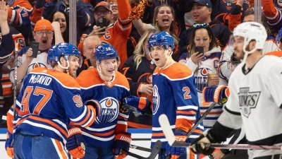 Die Spieler der Edmonton Oilers feiern den Sieg gegen die Los Angeles Kings. (Foto: JASON FRANSON/The Canadian Press/AP/dpa)