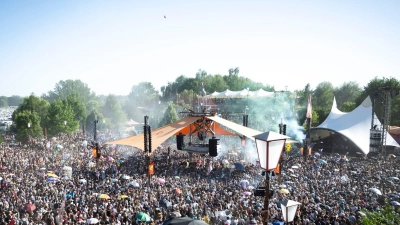 Die Eröffnung der Turmbühne auf dem Fusion-Festival.  (Foto: Philip Dulian/dpa)