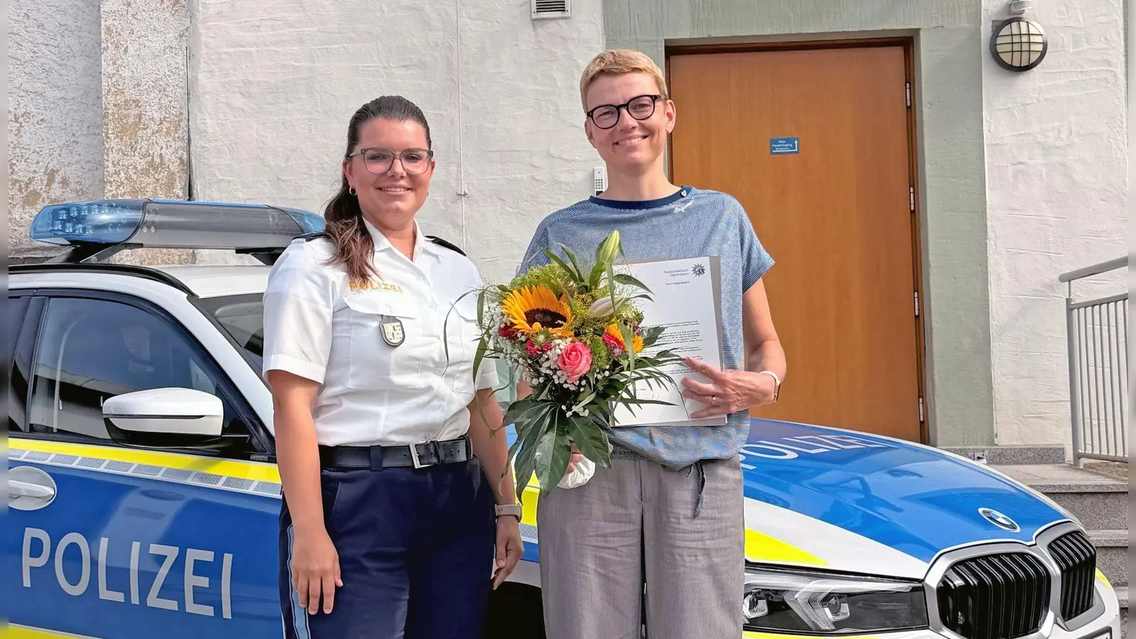 Die Polizei ehrt die Frau (rechts) für ihre Hilfe zur Rettung eines fünf Jahre alten Jungen. (Foto: -/Polizeipräsidium Oberfranken/dpa)