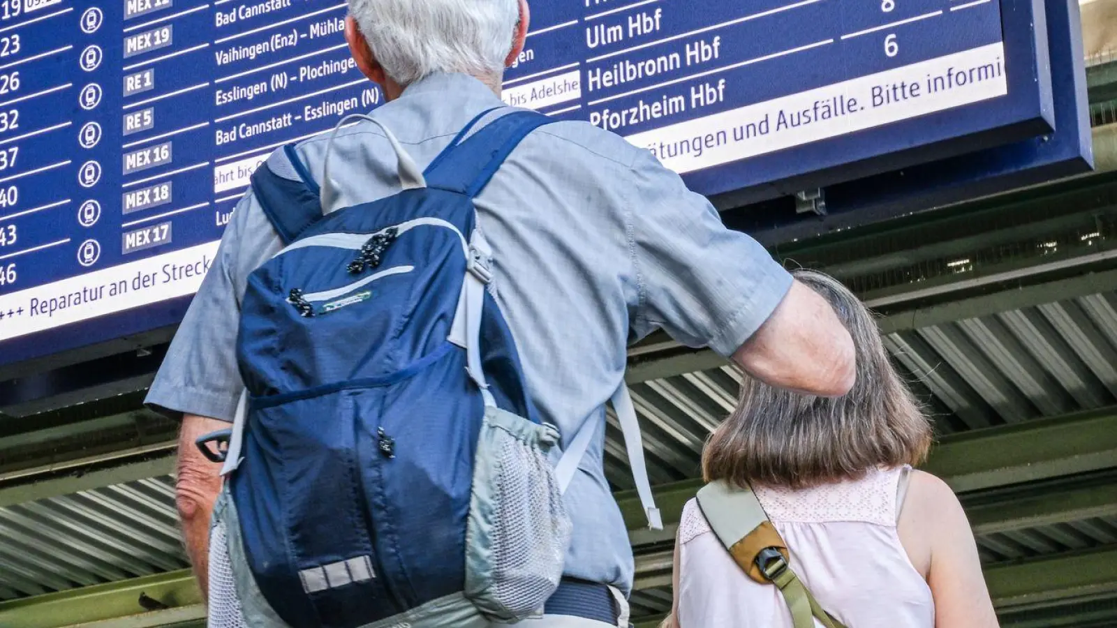 Bei der Bahn kam in der Nacht auf Mittwoch wegen einer Funkstörung der gesamte Zugverkehr zum Erliegen. Am Mttwochmorgen lief der Verkehr wieder an. (Archivbild) (Foto: Jason Tschepljakow/dpa)