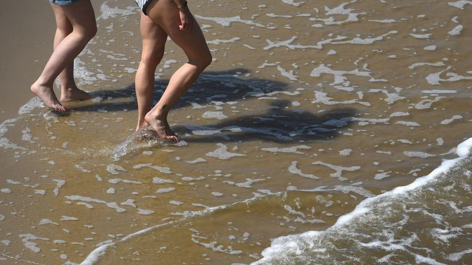 Mit der sommerlichen Hitze steigt das Risiko für Vibrionen-Infektionen an Nord- und Ostsee. (Foto: Stefan Sauer/dpa/dpa-tmn)