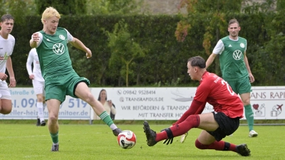 Torjäger gegen Torhüter: Burgoberbachs Schlussmann Fynn Rögele (in Rot) bleibt hier Sieger gegen den Uffenheimer Luke Preen. (Foto: Martin Rügner)