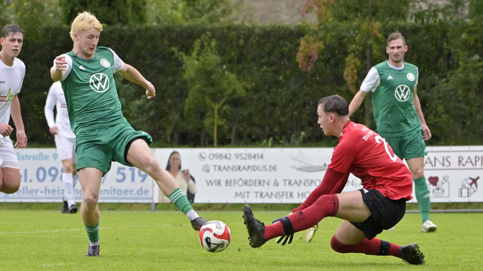 Torjäger gegen Torhüter: Burgoberbachs Schlussmann Fynn Rögele (in Rot) bleibt hier Sieger gegen den Uffenheimer Luke Preen. (Foto: Martin Rügner)