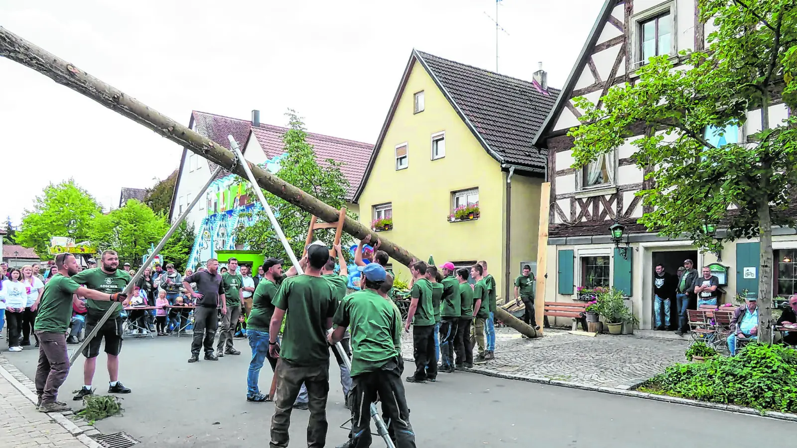 Am Samstag sind die Ortsburschen an der Reihe. Um 15 Uhr werden sie ihre Kirchweihfichte vor dem Gasthaus „Zur Goldenen Traube“ in die Senkrechte bringen. (Foto: Corinna Winter)