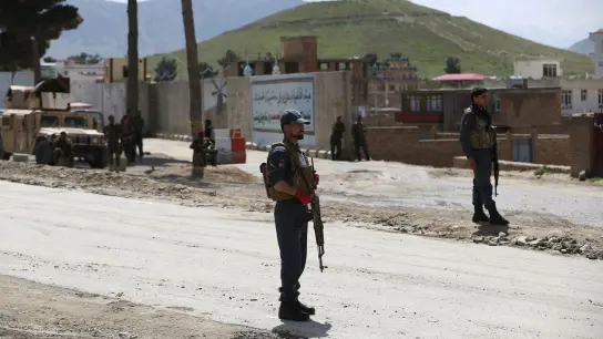 Afghanische Sicherheitskräfte stehen in Kabul Wache (Archivbild). Immer wieder kommt es in der afghanischen Hauptstadt zu Selbstmordanschlägen. (Foto: Rahmat Gul/AP/dpa/Archiv)