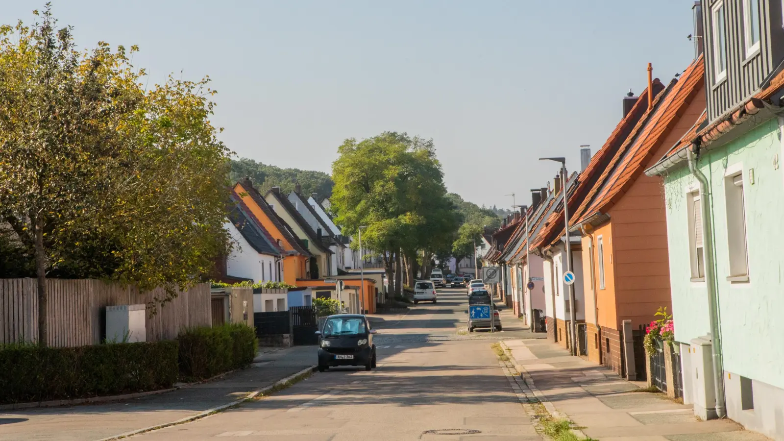Auf einer Länge von rund 800 Metern wird die Fahrradstraße in der Dombachsiedlung eingerichtet. In diesem Zuge wird der verkehrsberuhigte Bereich, der hier im Moment existiert, aufgelöst. (Foto: Evi Lemberger)
