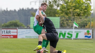 Am vergangenen Wochenende ging es für den FV Uffenheim (links Jörg Bößendörfer) beim 5:0-Sieg in Burgoberbach (Daniel Gögelein) noch um Platz zwei und die Aufstiegsrelegation. Den letzten Spieltag können sowohl die Uffenheimer im Heimspiel gegen Fortuna Neuses als auch der FC/DJK auswärts in Heideck etwas entspannter angehen. (Foto: Markus Zahn)