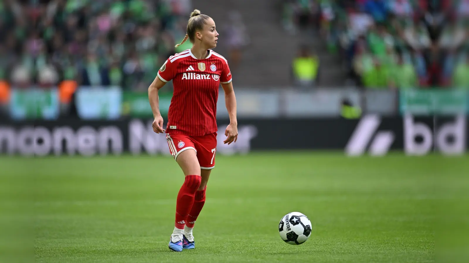 Giulia Gwinn hat zuletzt mit einer Bandage gespielt. (Archivbild) (Foto: Fabian Strauch/dpa)