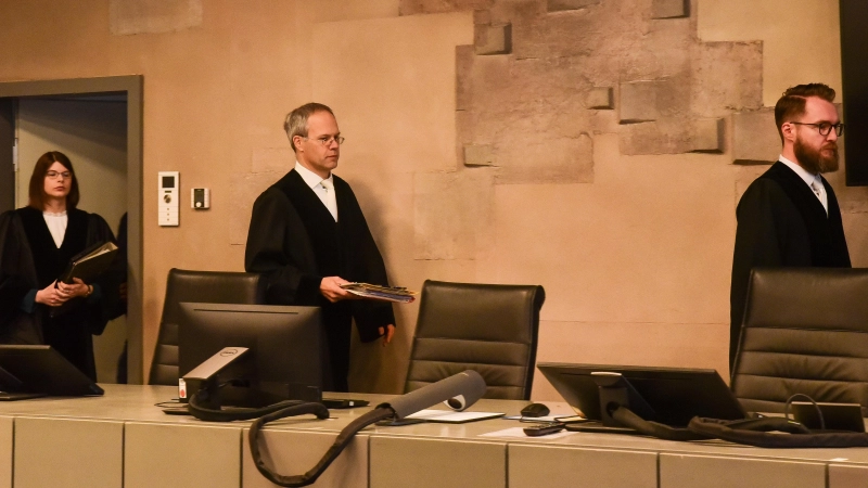 Hat der Angeklagte die ihm zur Last gelegten Taten begangen? Dies müssen die Richter Anna Flor, Matthias Held und Dr. Stephan Wittenberger (von links) im Rahmen des Mordprozesses am Landgericht herausfinden. (Foto: Irmeli Pohl)