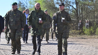 Auf die Ankündigung einer möglichen Reduzierung von US-Truppen in Deutschland durch Präsident Donald Trump ging Bundeskanzler Friedrich Merz (Mitte) bei einem Truppenbesuch im niedersächsischen Munster nicht näher ein. (Foto: Philipp Schulze/dpa)