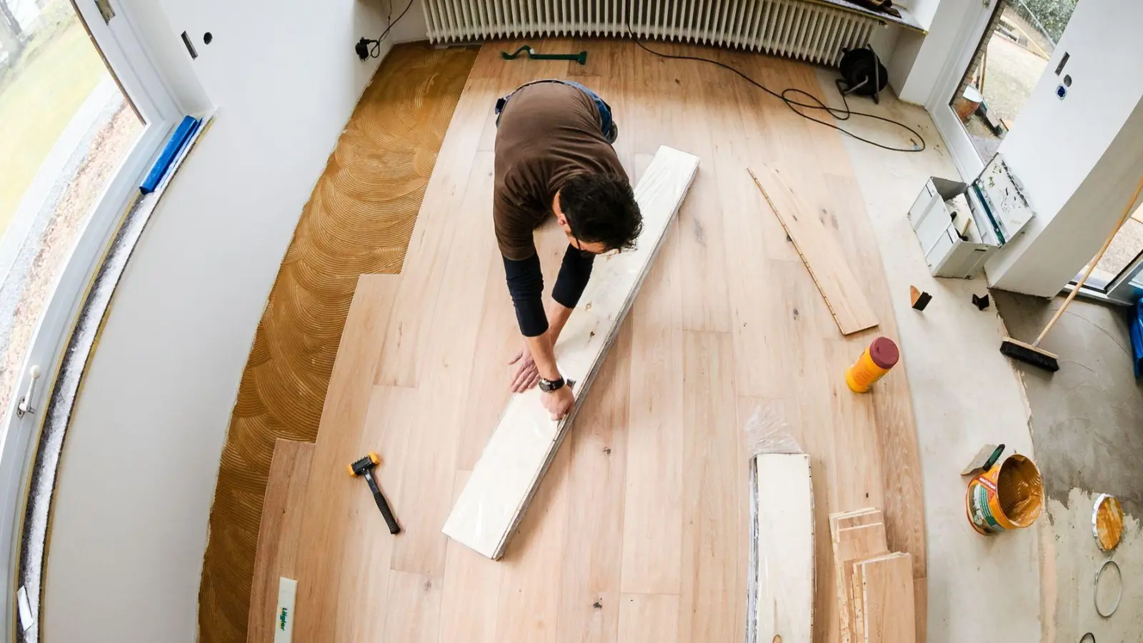 Echtholz-Parkett ist ein langlebiges Material - bei richtiger Pflege. (Foto: Markus Scholz/dpa-tmn)