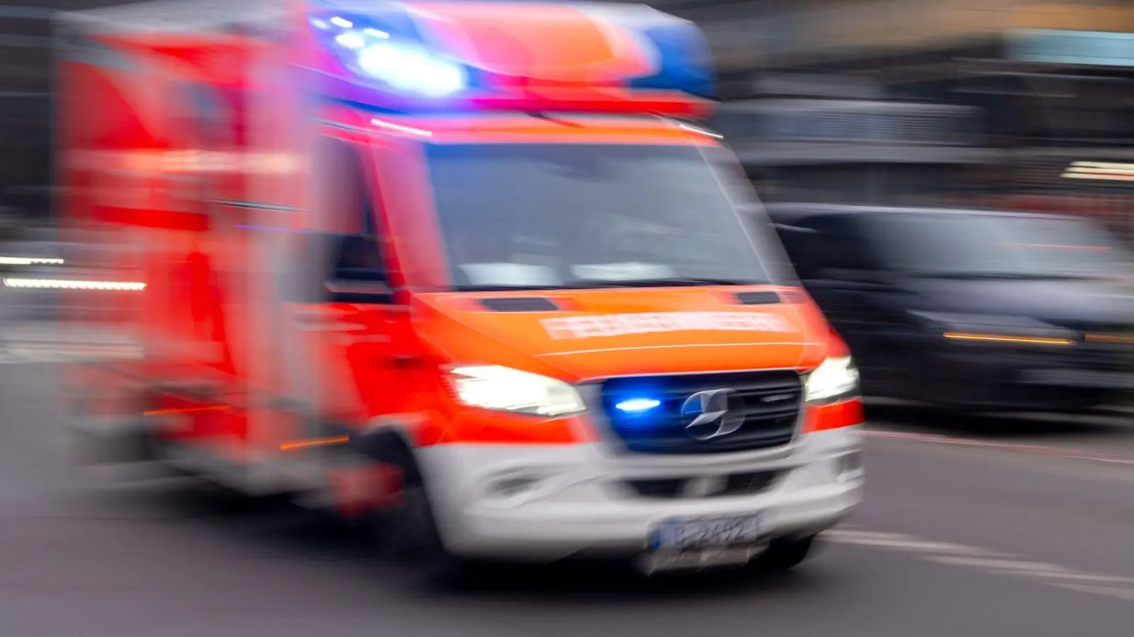 Der Mann kam mit einem Rettungshubschrauber, die Frau mit einem Rettungswagen ins Krankenhaus. (Symbolbild) (Foto: Monika Skolimowska/dpa)