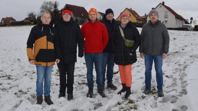 Der Aufsichtsrat und der künftige Betreiber des geplanten Biogas-Blockheizkraftwerks suchen nach einer Lösung, mit der auch die Anwohnerinnen und Anwohner des Projektgebiets leben können (von links am derzeit vorgesehenen Standort: Zweiter Bürgermeister Armin Pfister, Florian Belda, Mischa Bauer, Landwirt Stefan Hammerl und seine Frau Andrea Hammerl sowie Frank Tischer).<br> (Foto: Yvonne Neckermann)