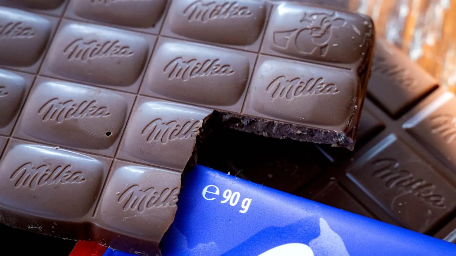 Der Hersteller der Milka-Tafel will ein Urteil nicht akzeptieren. (Symbolbild) (Foto: Sina Schuldt/dpa)