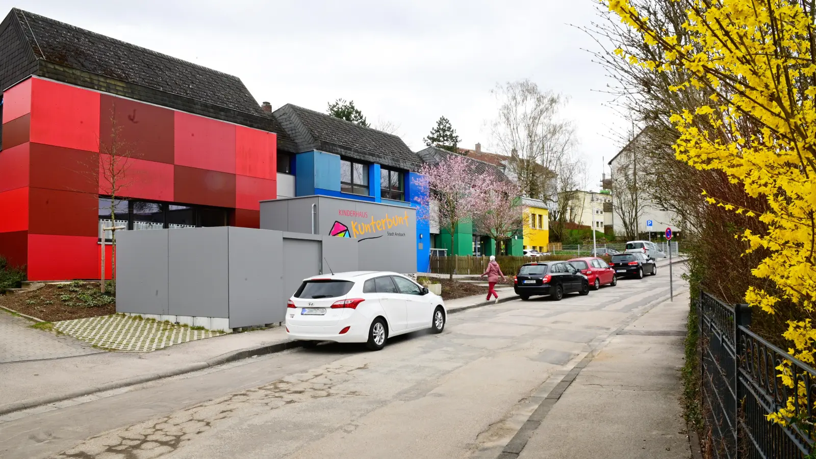 Die moderne, bunte Fassade täuscht. Die Kita Kunterbunt in der Lunckenbeinstraße stammt in großen Teilen aus den 1970er Jahren und muss umfassend saniert werden. (Foto: Jim Albright)