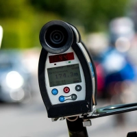 Mit 188 statt erlaubter 100 Kilometern pro Stunde erwischte die Polizei einen Autofahrer. (Symbolbild: Daniel Bockwoldt/dpa)
