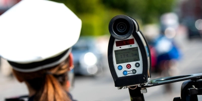 Mit 188 statt erlaubter 100 Kilometern pro Stunde erwischte die Polizei einen Autofahrer. (Symbolbild: Daniel Bockwoldt/dpa)