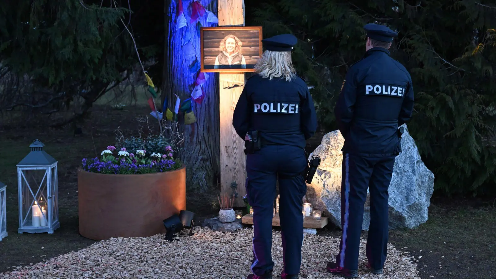 Im Partenkirchener Kurpark erinnert ein Gedenkort an die Ex-Biathletin.  (Foto: Felix Hörhager/dpa)