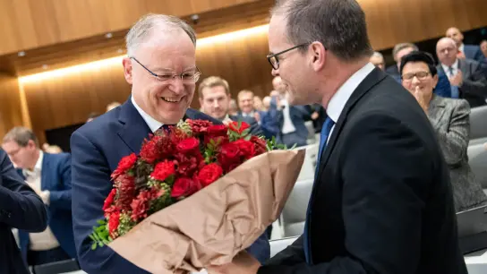 Der SPD-Fraktionsvorsitzende Grant Hendrik Tonne gratuliert Stephan Weil zur Wiederwahl zum Ministerpräsidenten. (Foto: Sina Schuldt/dpa)