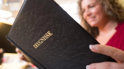 Im Arbeitszeugnis stecken nicht selten kritische Hinweise, die oft nur Personaler richtig deuten können. (Foto: Klaus-Dietmar Gabbert/dpa-tmn)