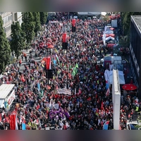 Mehr als 20.000 Menschen haben in Nürnberg gegen den Abbau des Sozialstaats demonstriert.  (Foto: Daniel Löb/dpa)