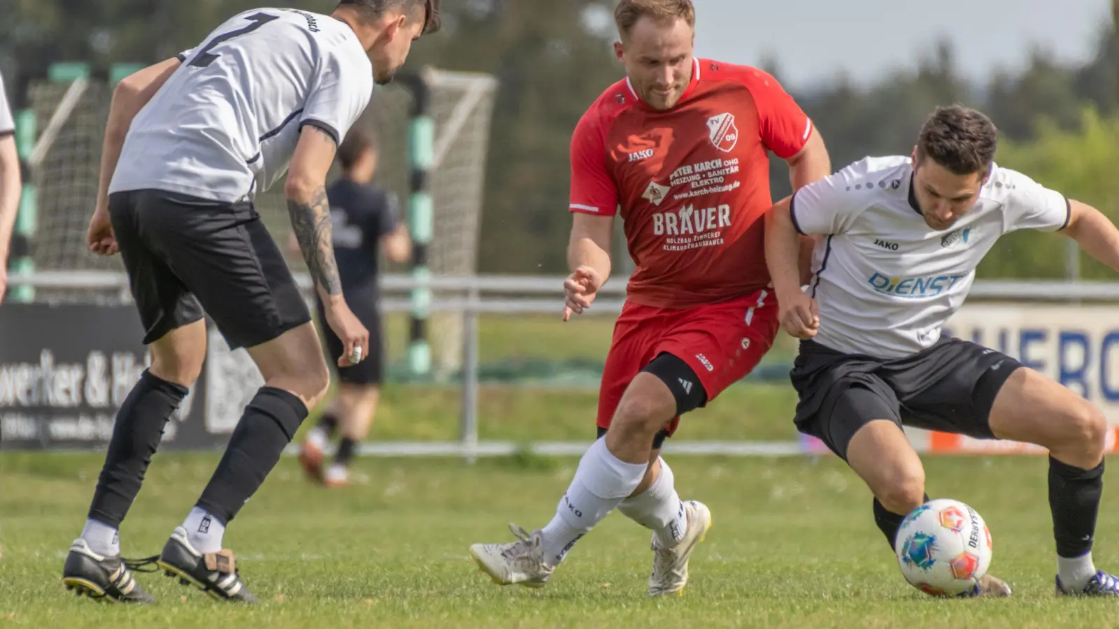 Genau hinschauen ist die Devise von Tim Schletterer (Weidenbach, links) bei diesem Zweikampf zwischen Piotr Krauze (Dietenhofen) und Michael Strempfl (Ornbau, rechts). (Foto: Markus Zahn)
