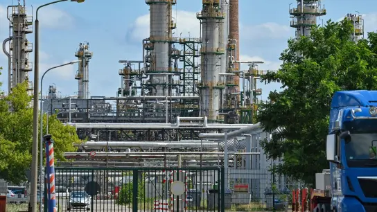 In der PCK-Raffinerie in Schwedt sind nach Angaben des Bundes für 2023 alle 1200 Arbeitsplätze gesichert. (Foto: Patrick Pleul/dpa)