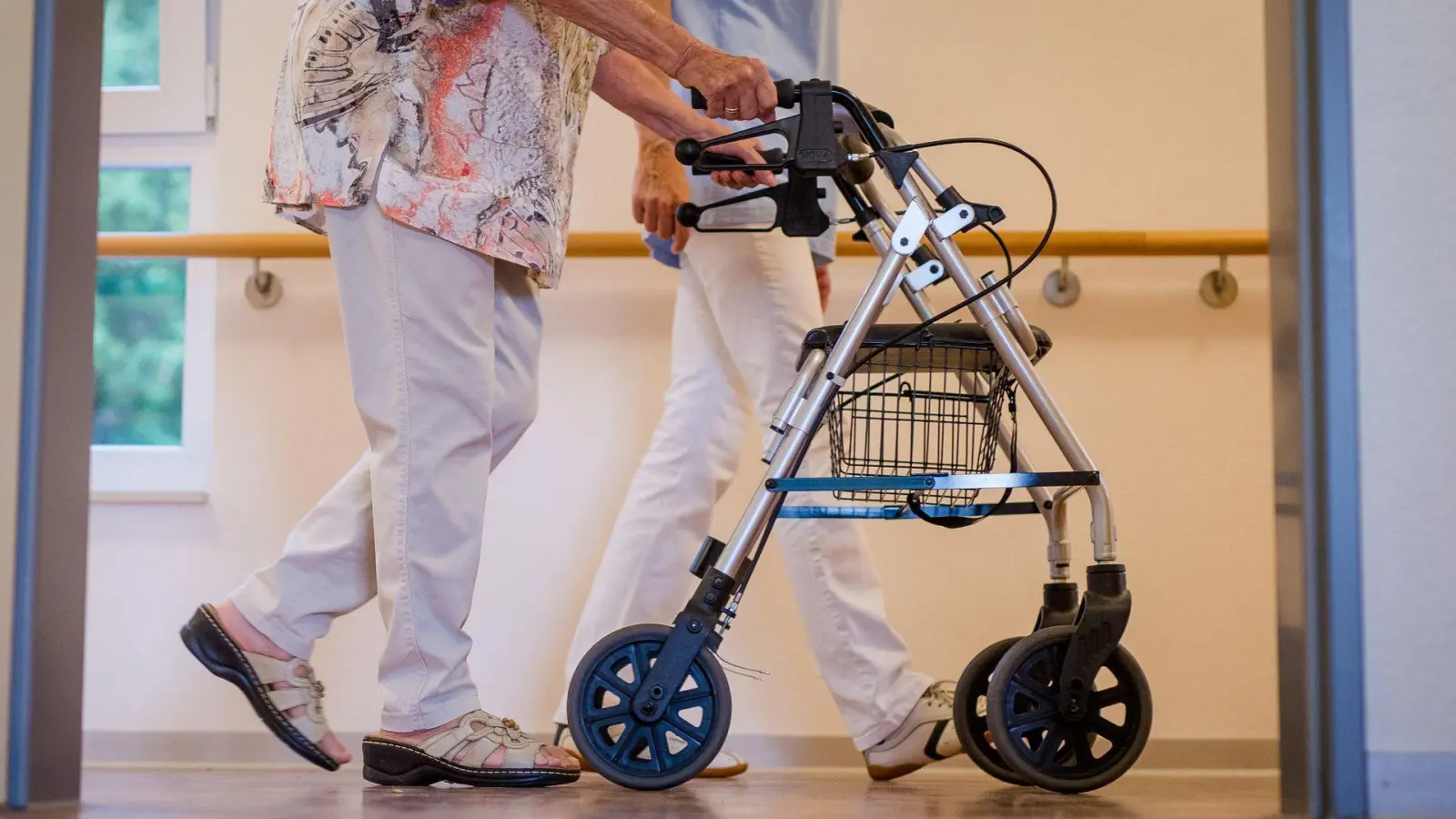 Der Pflegeversicherung droht im kommenden Jahr ein Milliardendefizit. (Symbolbild) (Foto: Christoph Schmidt/dpa)