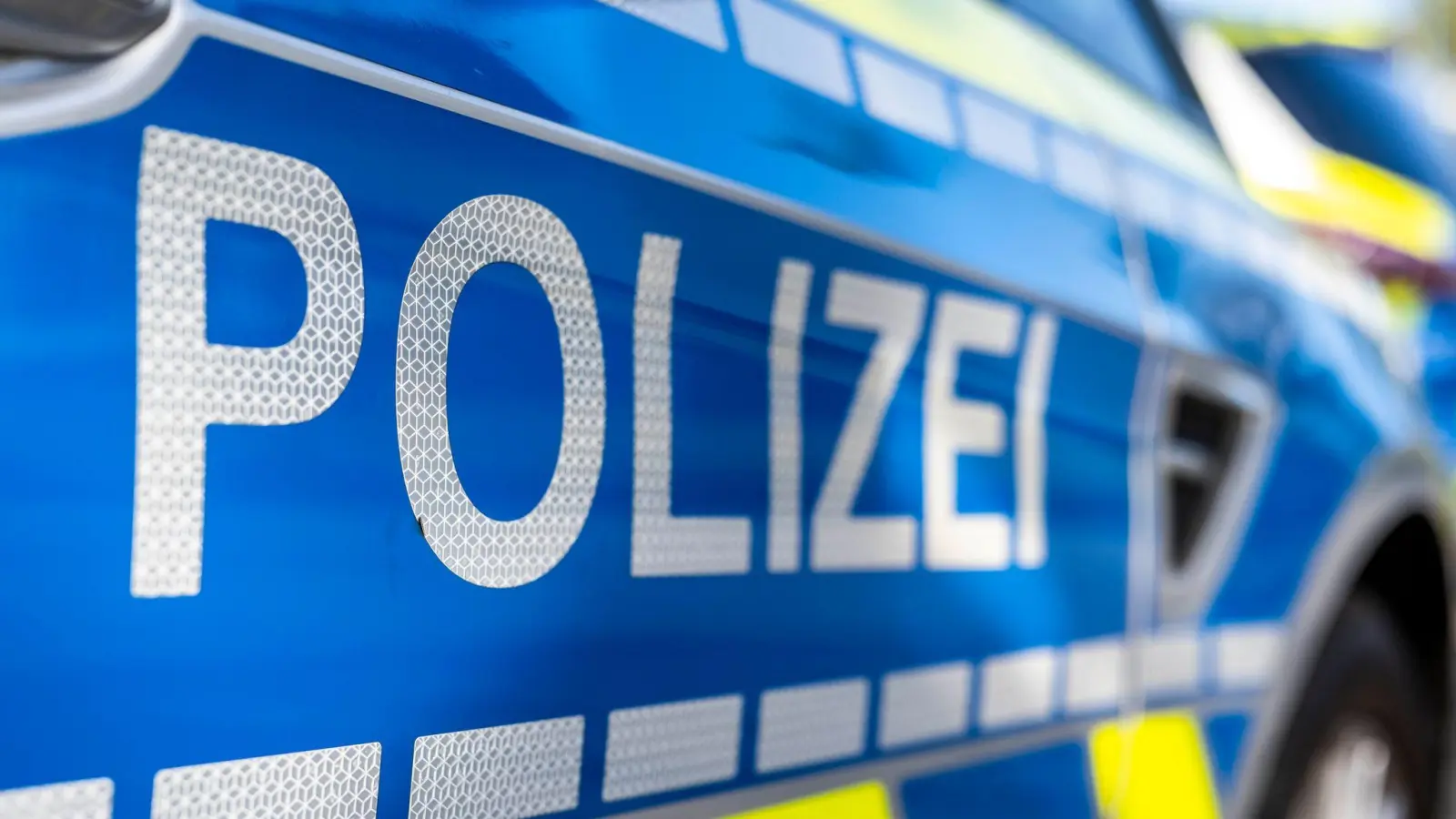 Nachdem ein Mann auf einem Autobahnparkplatz der A6 bei Schnelldorf gestrandet war, kam er nur mit der Unterstützung der Polizei weiter. (Foto: David Inderlied/dpa/Illustration)