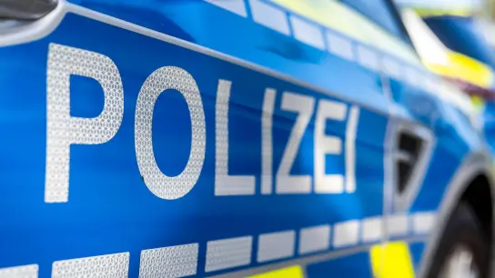 Nachdem ein Mann auf einem Autobahnparkplatz der A6 bei Schnelldorf gestrandet war, kam er nur mit der Unterstützung der Polizei weiter. (Foto: David Inderlied/dpa/Illustration)