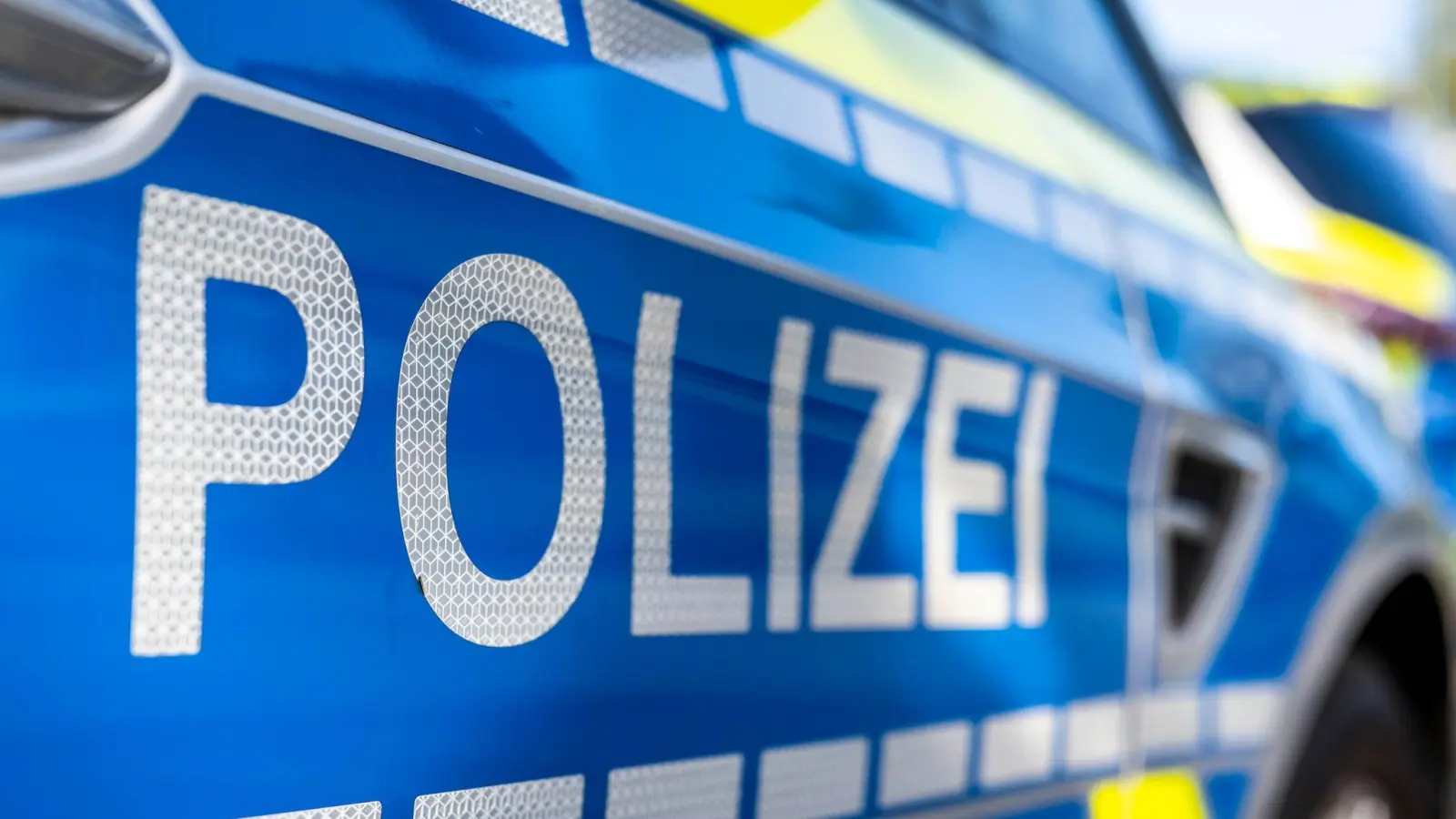 Während die Polizei in Ansbach nach Leuten suchte, die im Bürgerpark Böller gezündet hatten, fand sie eine Frau, die Crystal Meth dabei hatte.  (Symbolbild: David Inderlied/dpa/Illustration)