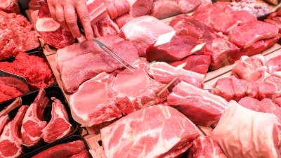 Supermärkte wollen in den kommenden Jahren auf Fleisch aus besserer Tierhaltung umstellen. (Foto: Jan Woitas/dpa-Zentralbild/dpa)