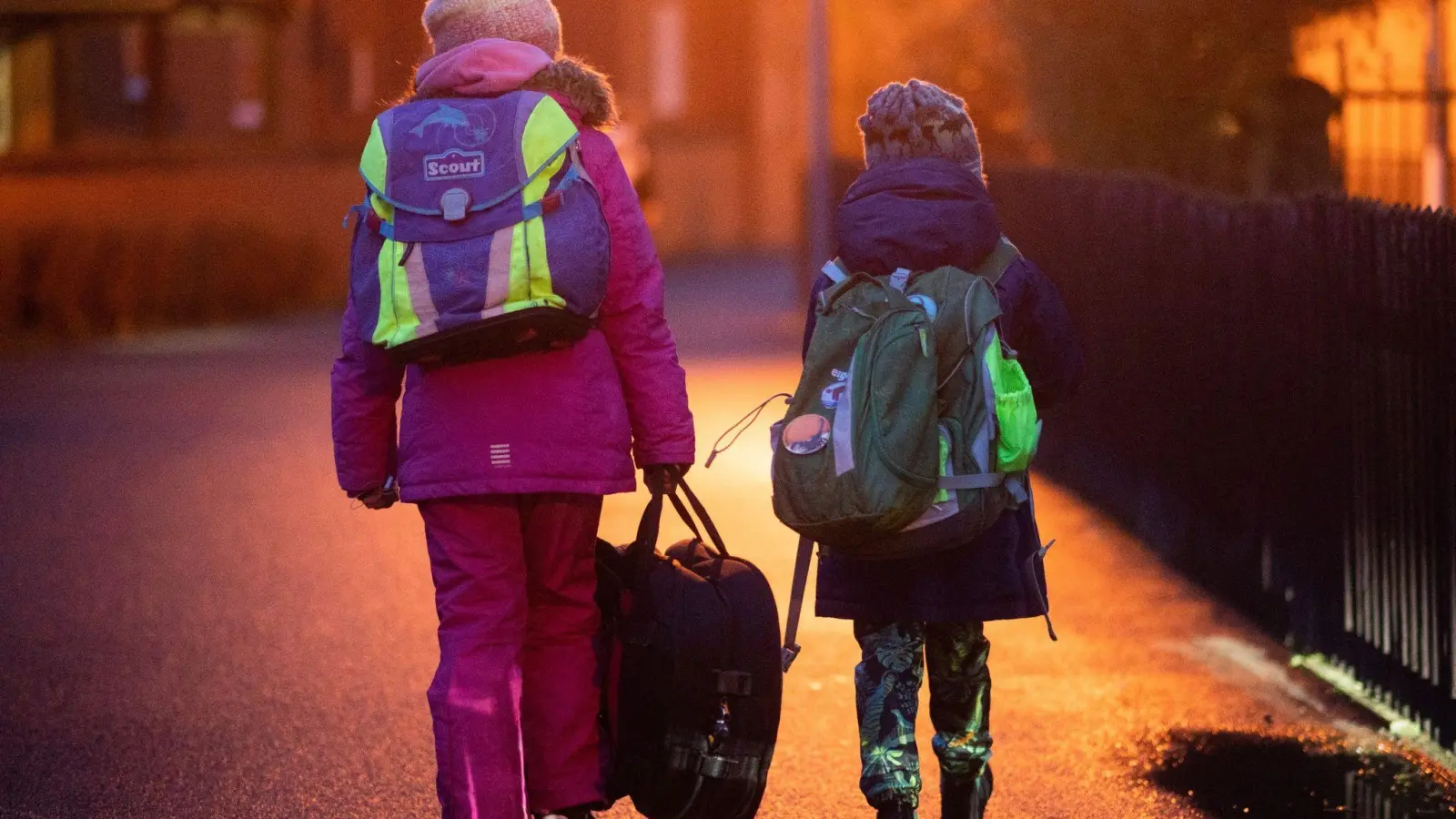 Je besser das Kind sichtbar, desto geringer das Risiko im Straßenverkehr. Am Rucksack sollten deswegen genügend Reflektoren angebracht sein. (Foto: Julian Stratenschulte/dpa/dpa-tmn)