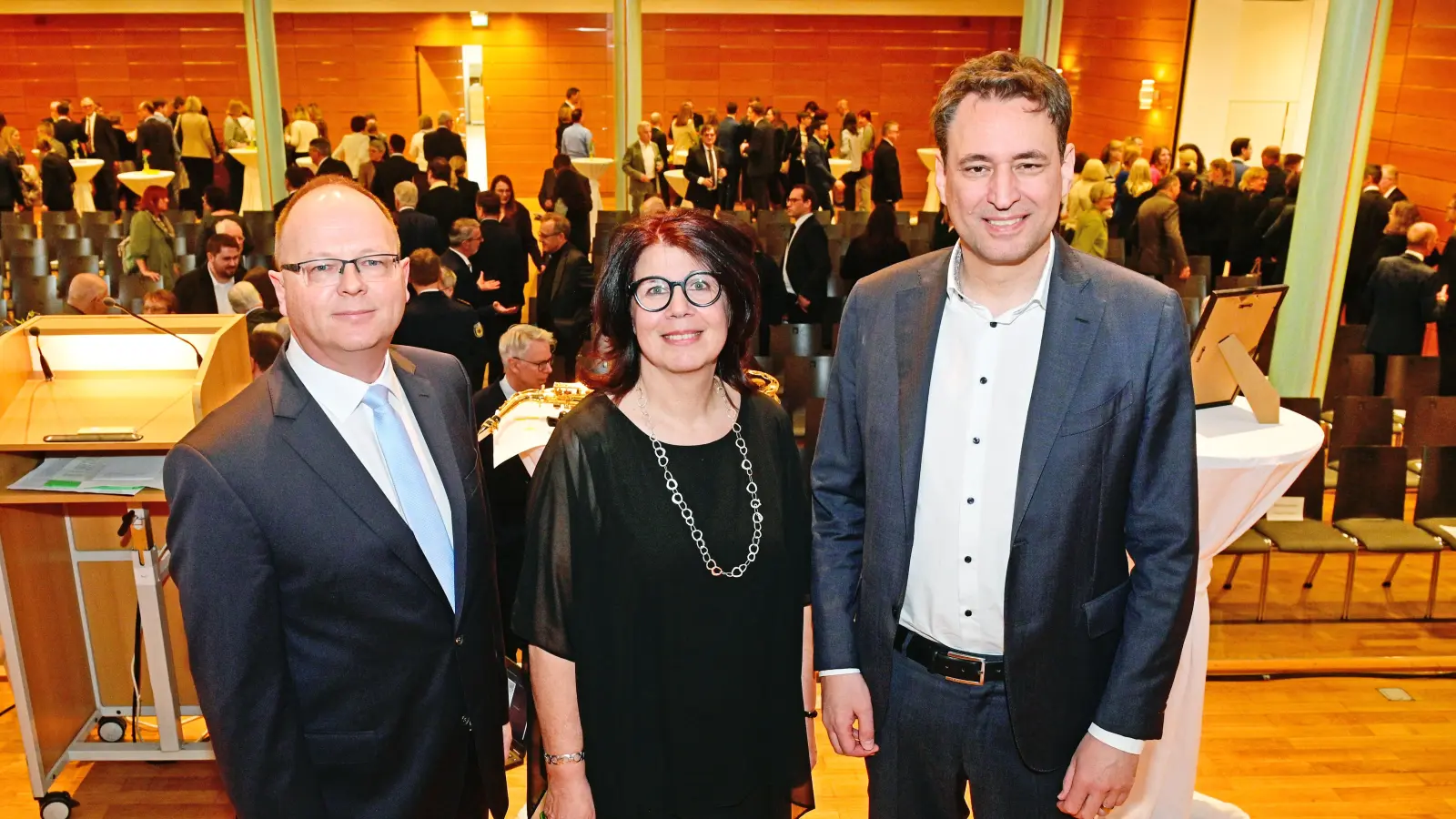 Zu den Amtseinführungen von Friedrich Weitner und Gaby Hofmeier war auch der bayerische Justizminister Georg Eisenreich (rechts) gekommen. (Foto: Jim Albright)