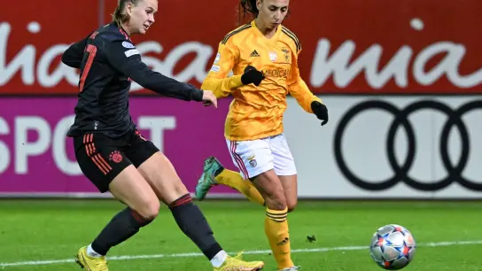 Klara Bühl (l) von München trifft gegen Catarina Amado (r) zum 2:0. (Foto: Sven Hoppe/dpa)