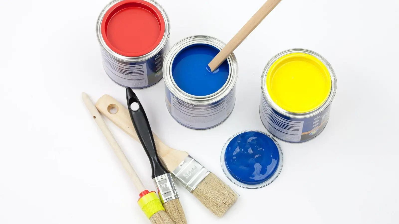 Kostengünstige Alternative zur Fliesensanierung: Spezielle Fliesenlacke ermöglichen es, alte Fliesen zu überstreichen und sparen dabei Zeit, Aufwand und Kosten. (Foto: Kai Remmers/dpa-tmn)