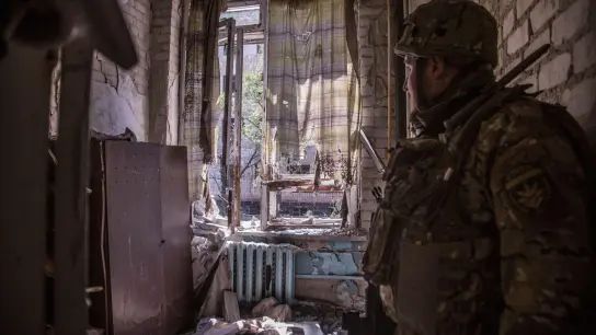 Ein ukrainischer Soldat steht während schwerer Kämpfe an der Front in Sjewjerodonezk in einer zerstörten Wohnung. (Foto: Oleksandr Ratushniak/AP/dpa)